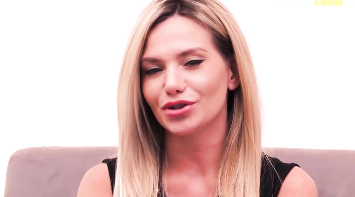 Сексуальная блондинка сосет и трахается раком на кастинге