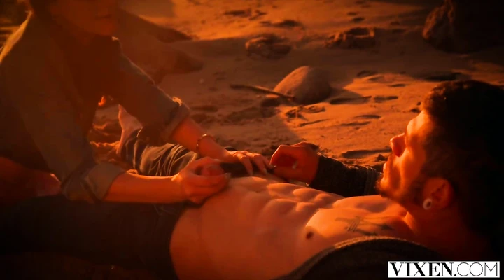 На берегу молодая сосет член чувака и дает ему дома