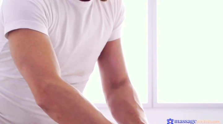 Массажист трахнул гибкую девку в масле