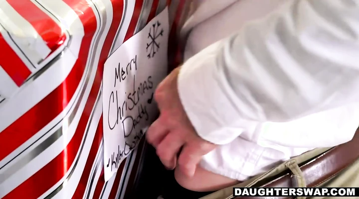 Две девушки ебутся с мужиками в групповухе