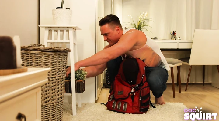 Русская брюнетка кончает сквиртом от анала