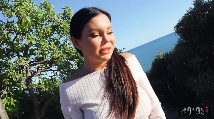 Соска с шикарными буферами трахается с пикапером