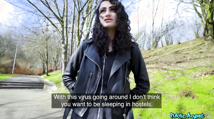 Снял худую телку и трахнул в подъезде через колготки