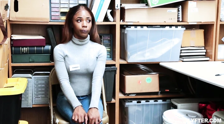 Охранник засадил чернокожей воровке член в жопу