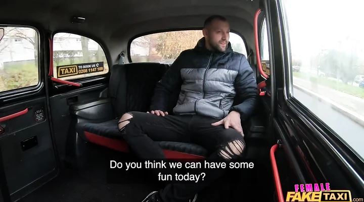 Женщину трахает в машине обычный пассажир