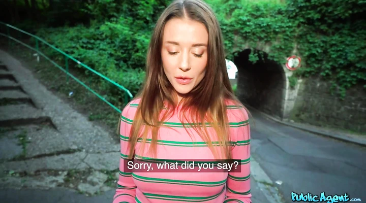 Телка трахается за деньги в подъезде