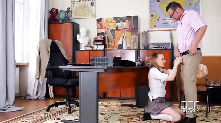 Учитель трахнул студентку в анал у себя дома