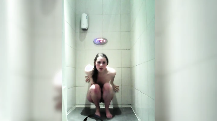 Девица удовлетворяет себя в общественном душе