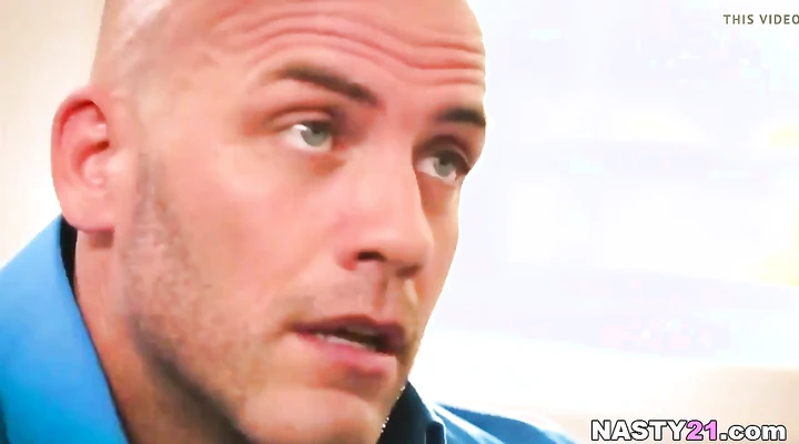 Лысый вдул своей сексуальной подружке после минета