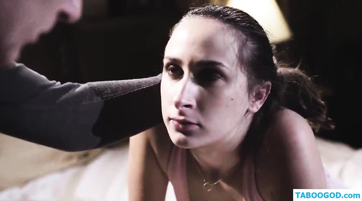 Отец жестко трахнул свою дочь за провинность