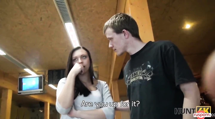 За деньги выебал скромную телку в боулинге