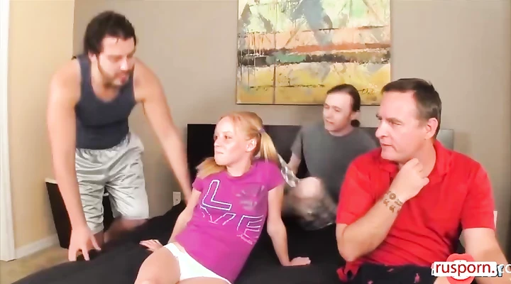 Мужики дают пососать одной телке