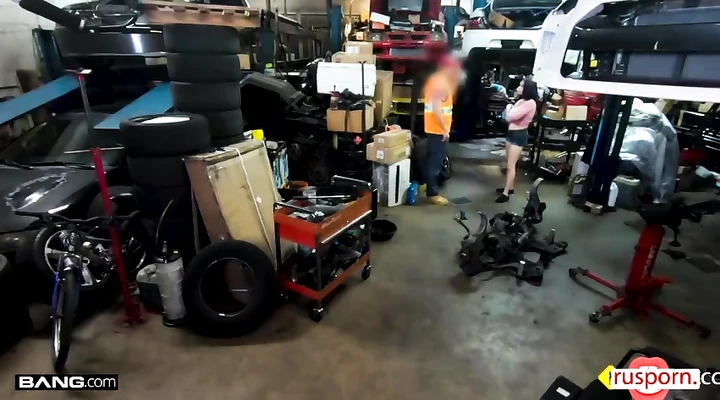 Механик выебал сочную дамочку в мастерской