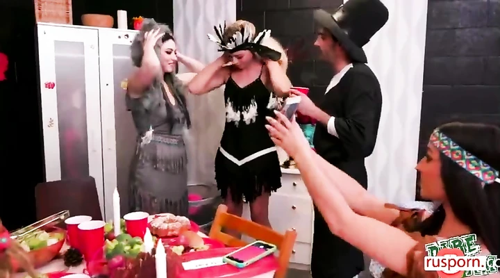 Маскарадное групповое порево