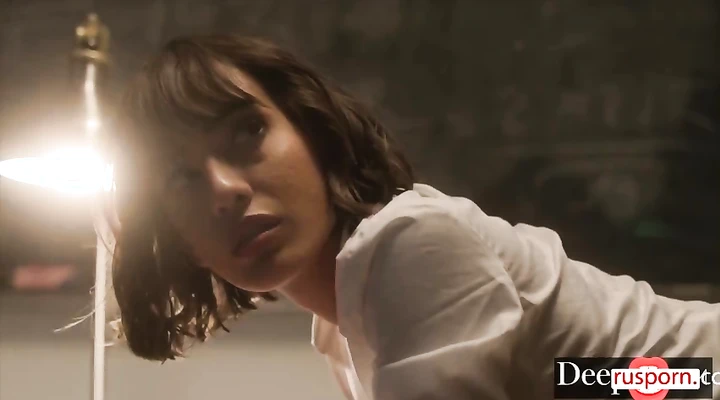 На столе выебал стройную напарницу