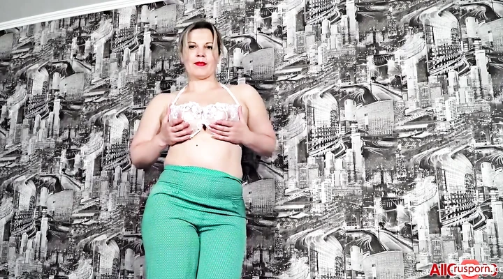 Полная женщина мастурбирует киску