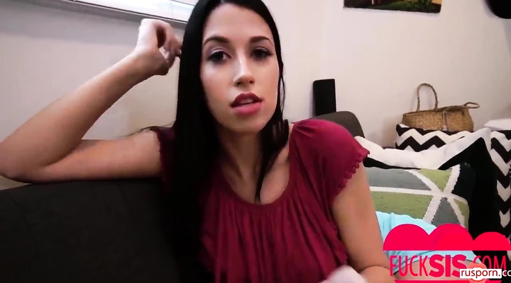 Горячая брюнетка прыгает на большом члене