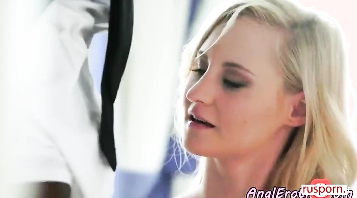 Негр нежно выебал в жопу белую