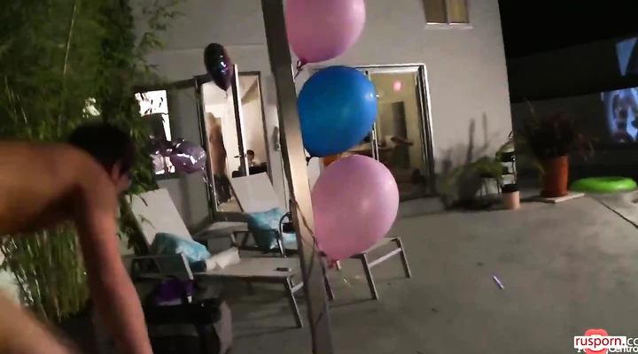 Ебет телку на глазах у ее подруг