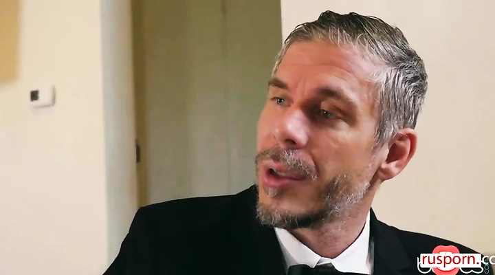 Имеет в попку сочную красотку