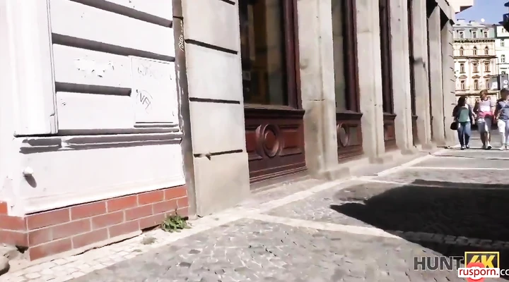 За деньги дает мужику на глазах у парня