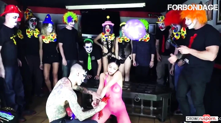 Мужики в костюмах жестко ебут одну бабу