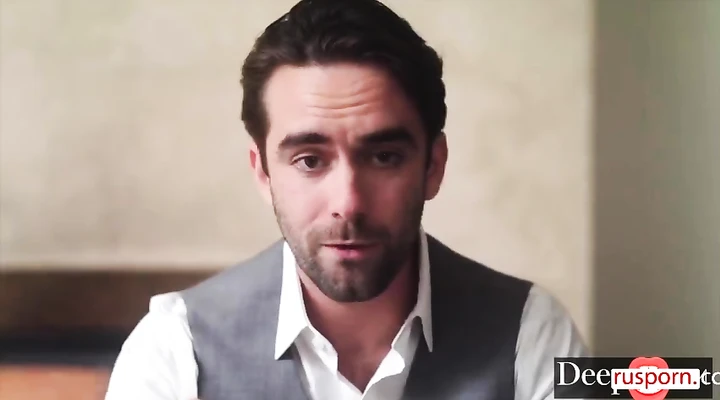 Жестко ебет молоденькую блондинку