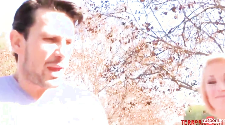 Натягивает пизду блондинки на стояк