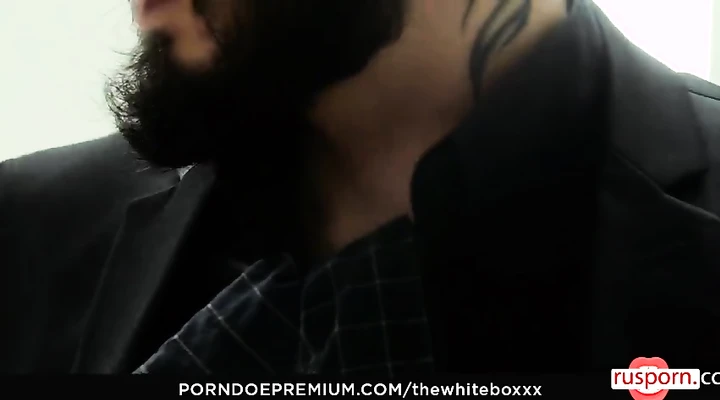 Худенькая телка получает твердый член