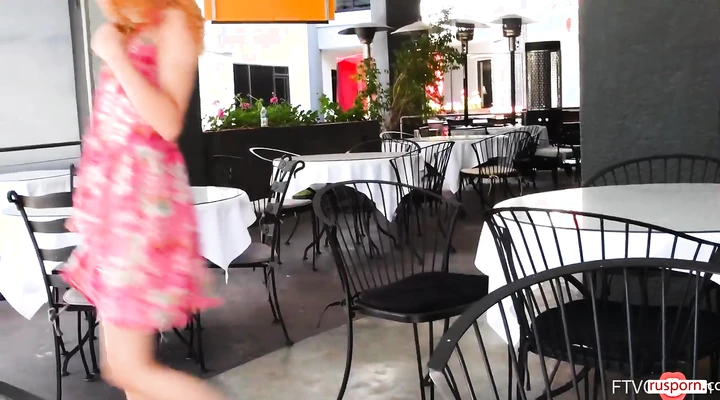 Кучерявая молодуха мастурбирует на улице