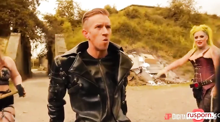 Горячо ебет красотку на публике