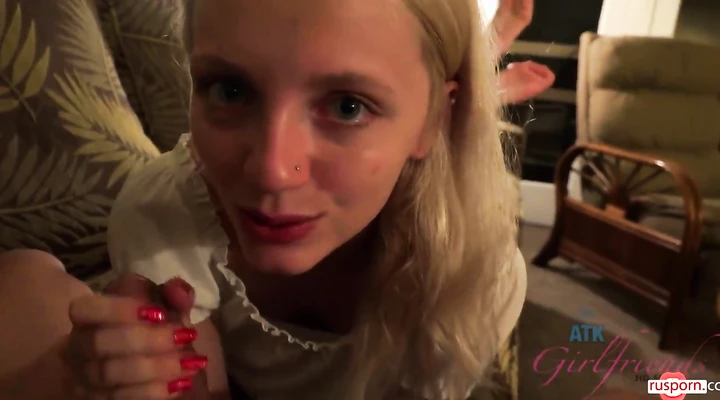 Домашний секс с хрупкой шлюшкой