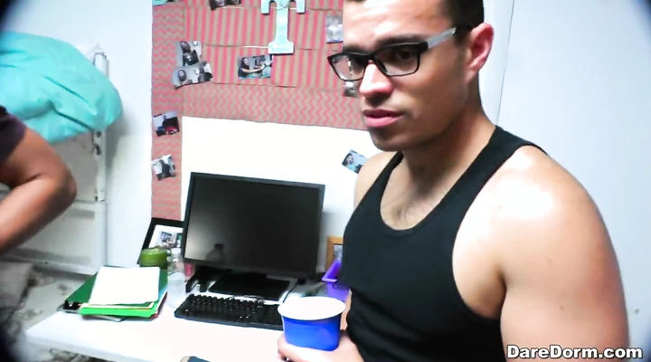 Ебет пьяную брюнетку раком на вечеринке