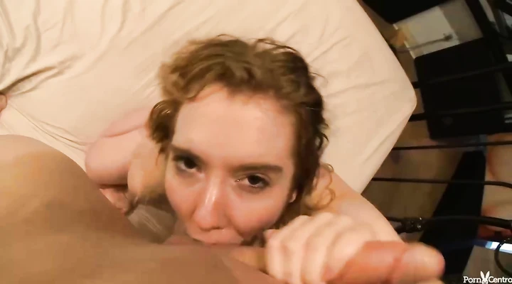 Грудастая блондинка раскинула рогатку перед ебарем