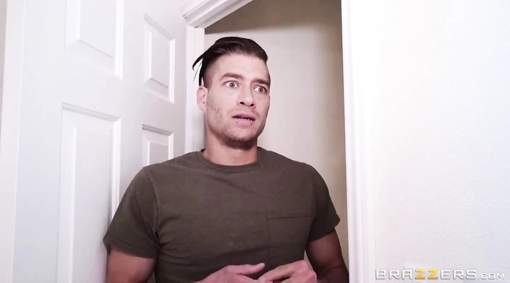 Пацан жестко ебет двух красоток в письки