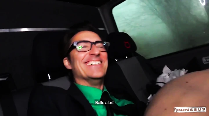 Секс в машине с любвеобильной брюнеткой