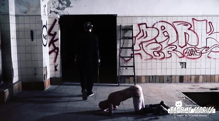 Господин унижает и шлепает лысую рабыню