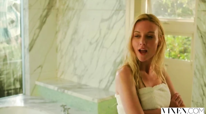 Ненасытная Тори впустила большой ствол в бритую щель