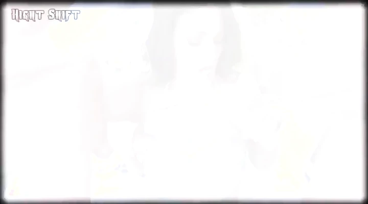 Двое ебут сочную брюнетку в пизду и рот