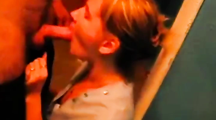 Русская соседка сосет член в подъезде