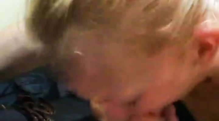 Любительский минет от подружки крупным планом