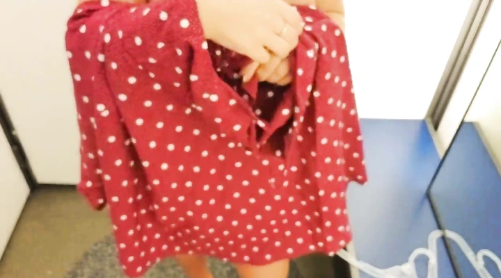 Пышногрудая особа ласкает пизду в раздевалке