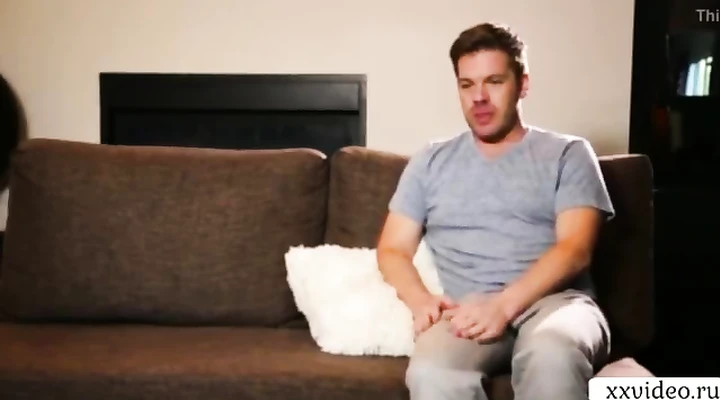 Брюнетка с огромными дойками ебется с молодым гостем