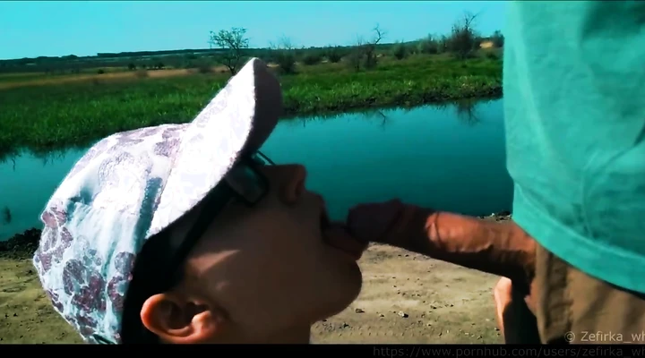 Туристка сосет член бойфренда на природе