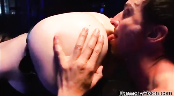 Мужик ебет грязную шлюшку в клетке