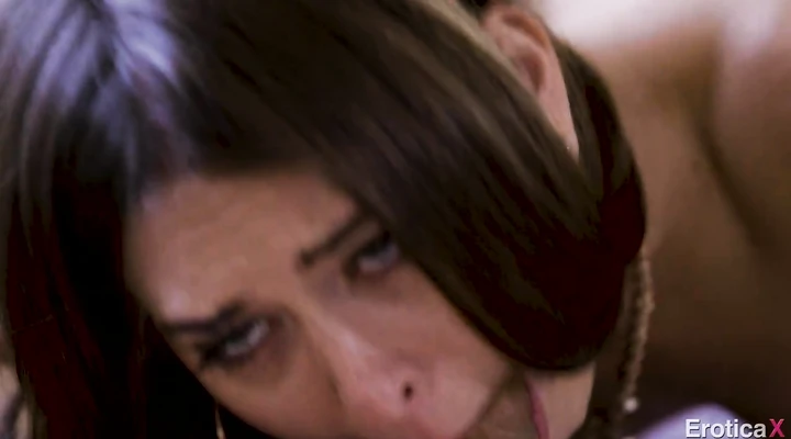 Молодая девка в сапогах обсосала член взамен на куни