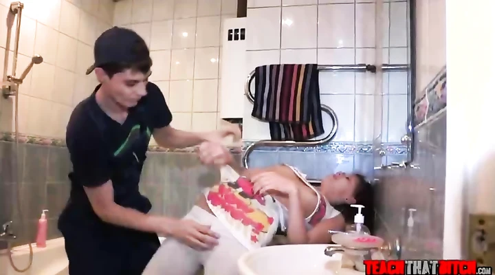 Сантехник предпочел анальный секс работе