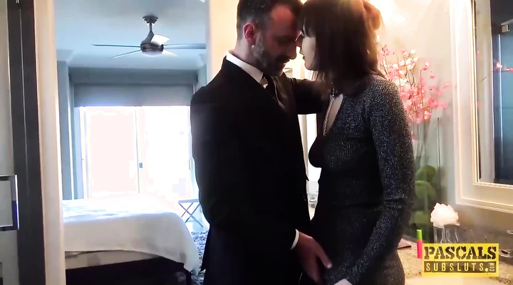 Мужик жестко имеет безотказную блядь в пизду и рот