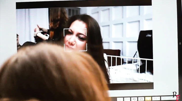 Две подружки щекочут пятки связанной модели