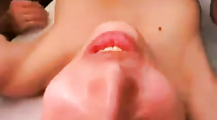 Русская групповуха с пьяной телкой на столе